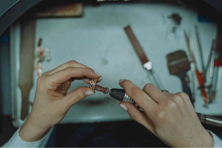 آبکاری طلا در خانه: راهنمای کامل برای شروعی حرفه‌ای در منزل یا کارگاه‌های کوچک