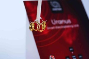 حلقه های آبکاری شده با عکس طلا متصل به چنگ آبکاری با محلول طلا در خانه و کارگاه های کوچک